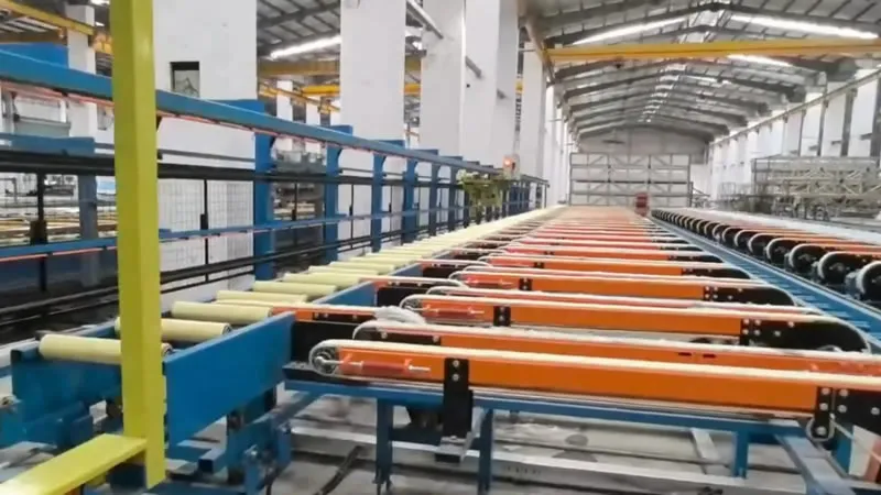 Extractor de extrusión de aluminio y mesa de manipulación para un cliente de Vietnam